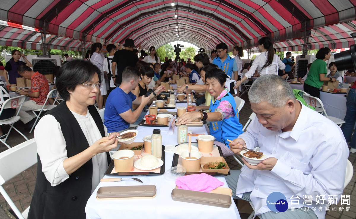 彰化縣長王惠美、副議長許原龍一起品嚐彰化小吃美食。圖／彰化縣政府提供