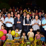 台中市政府客委會主委江俊龍帶領現場民眾進行客家傳統拜月儀式。