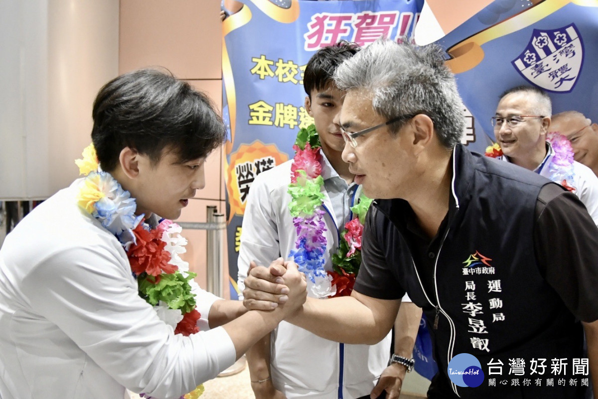 運動局李局長向楊勇緯的哥哥楊俊霆勉勵致意。