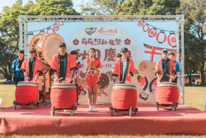 王副市長及與會來賓擊鼓，為「萌萌村和風祭」揭開序。