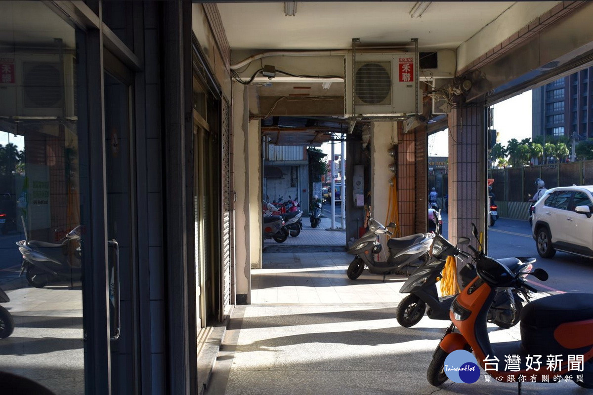 騎樓暢通提供人車分離及優質行人通行空間。