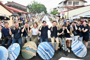 ▲陳其邁走訪美濃水圳漫旅藝術節，推薦體驗小鎮魅力。