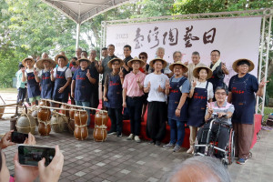 臺灣陶藝日邀集10餘位師徒或父子陶藝家傳承、挑硘巡禮。（記者扶小萍攝）