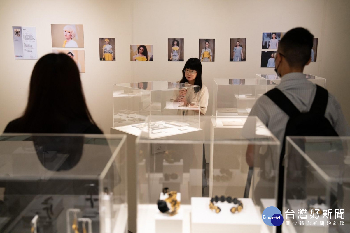 中原大學「巧奪天工-金工飾品展」呈現四位設計師工藝與時尚之間的創意融合。