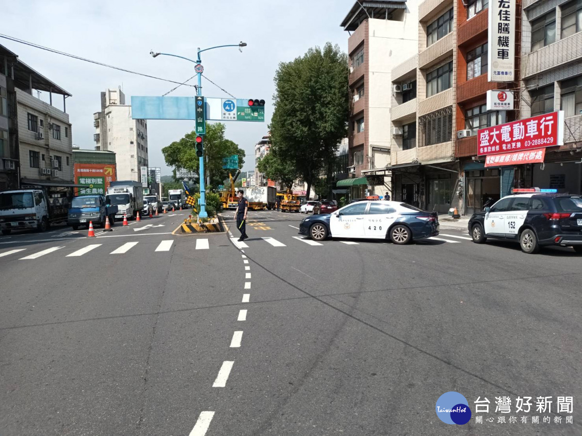 警方封鎖道路，並調撥對向車道以疏導南下方向的車流