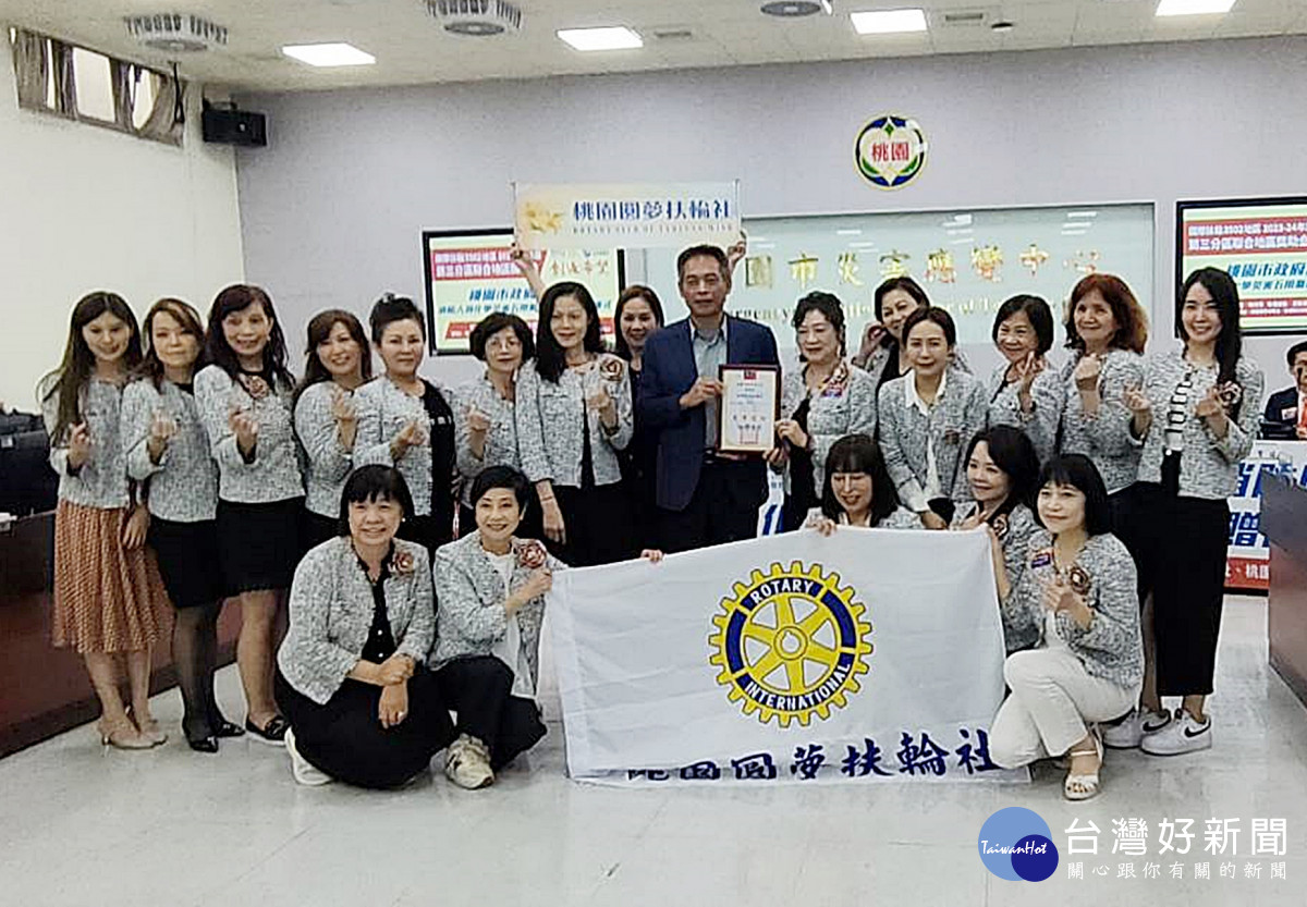 桃園圓夢扶輪社接受感謝狀後與龔永信局長合影