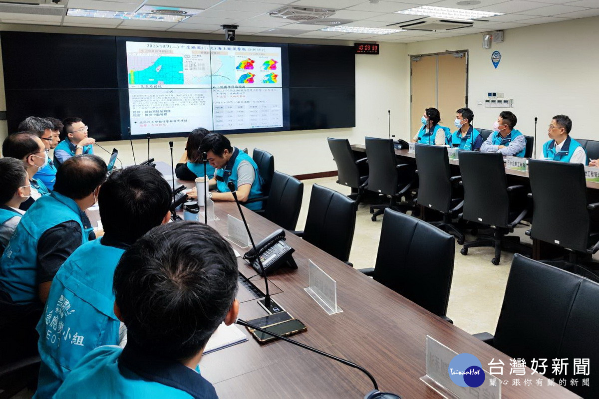 因應小犬颱風來襲，桃園市政府水務局長劉振宇召開防汛整備會議。