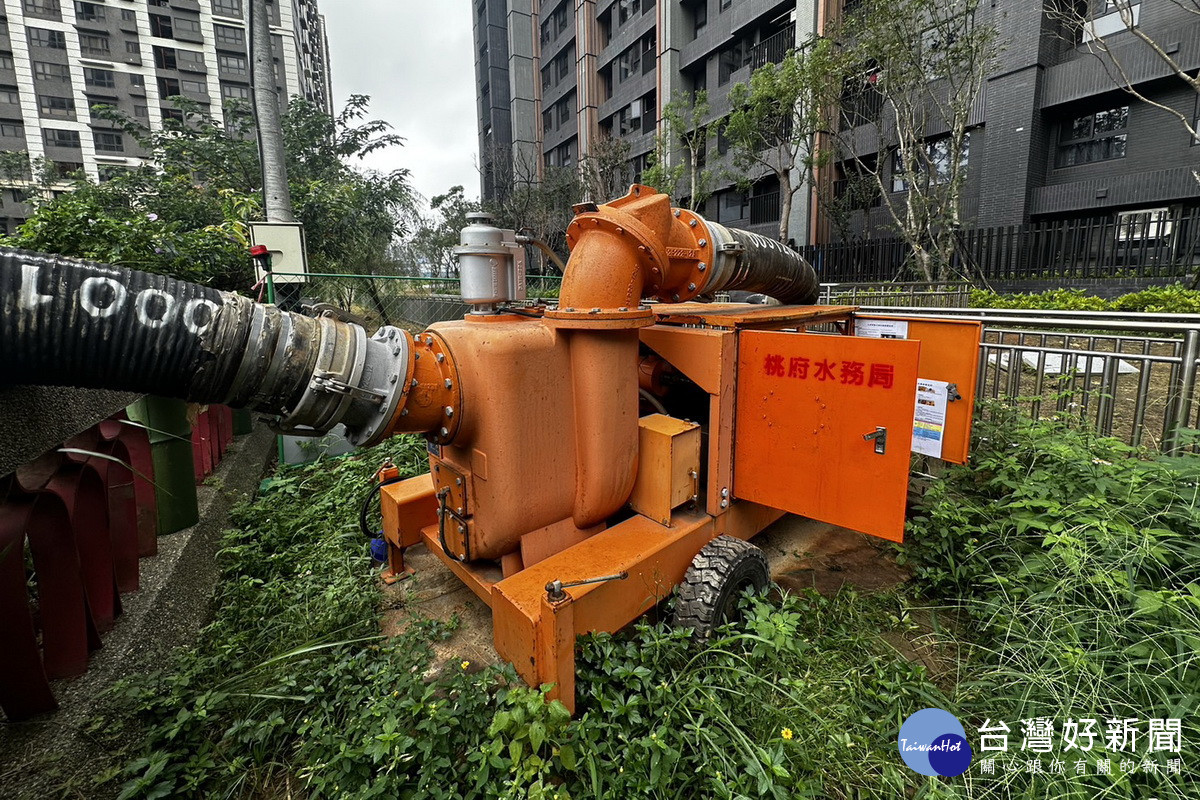 因應小犬颱風來襲，龜山區公滯4佈設抽水機。<br />
