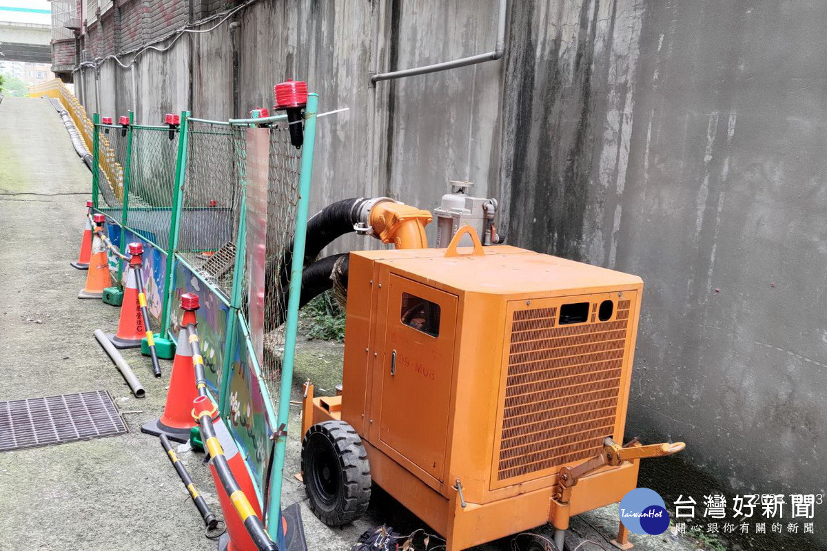 因應小犬颱風來襲，中壢區吉林路佈設抽水機。