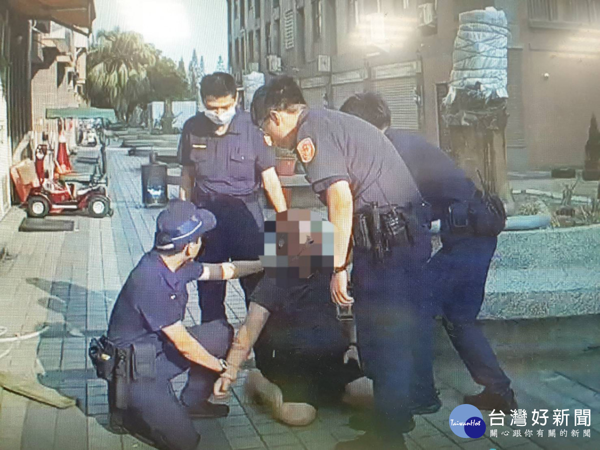 男子翻牆後精疲力竭，被追趕的員警當場逮捕／警方提供