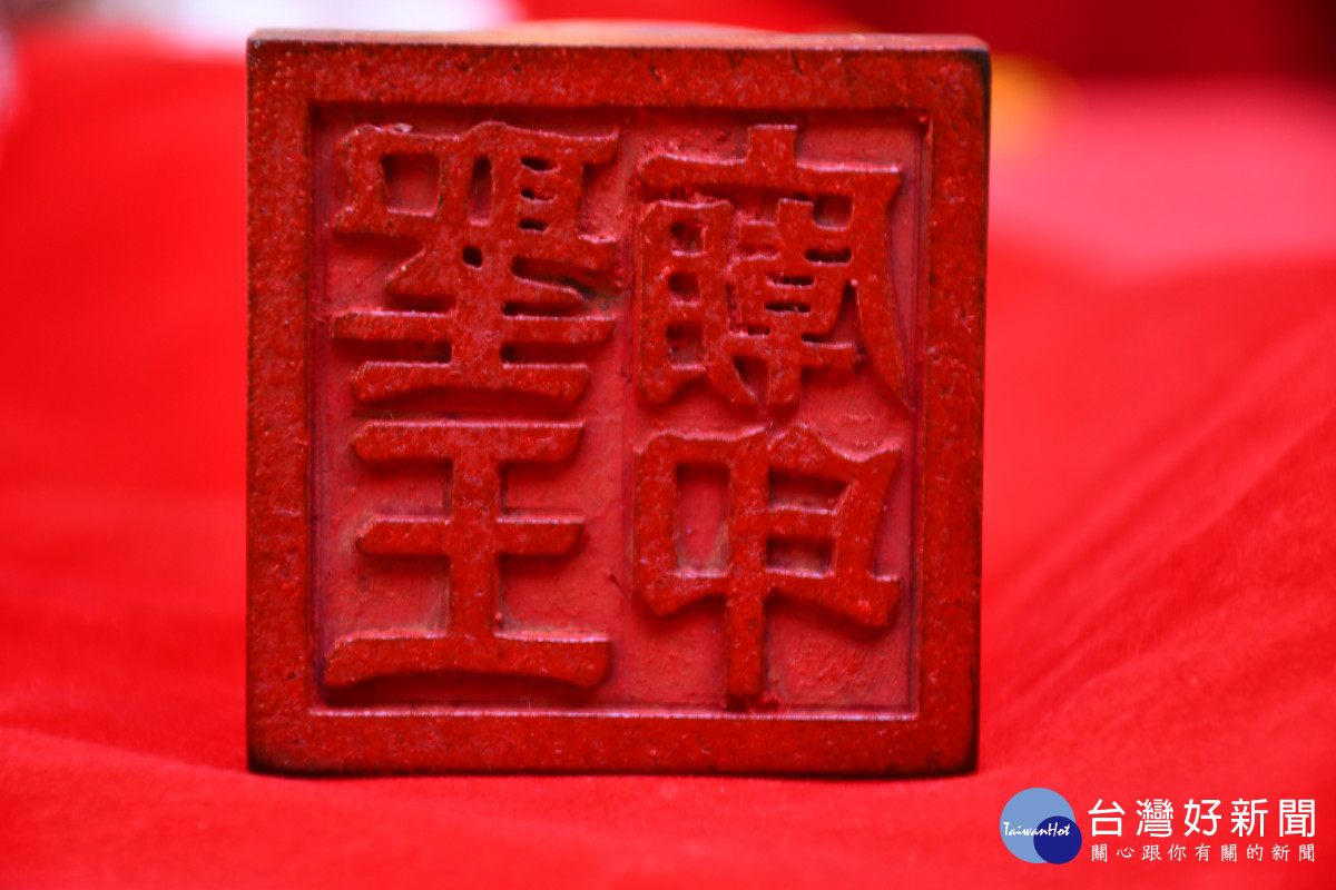10月7日與8日信眾準備乾淨上衣至廟蓋聖王公的廟印不僅可保求平安，且可獲得黃金壽桃及文創品。圖／彰化市公所提供