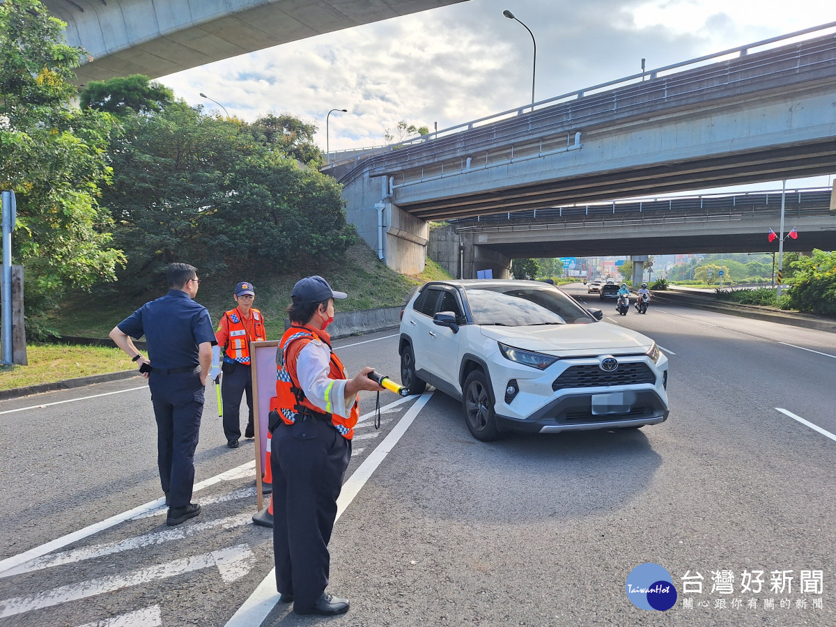 楊梅警分局針對轄內各交流道、重要道路及觀光景點周邊道路加強交通疏導，讓用路人都能有平安順暢的國慶假期。<br /><br />
