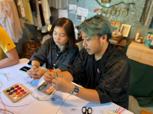 ▲高市勞工局培育創業新秀學習當店長，用獨特的創意與民眾結緣。
