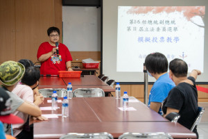 南投縣選委會組長李淑媛講解投票需知。（南投縣選委會提供）