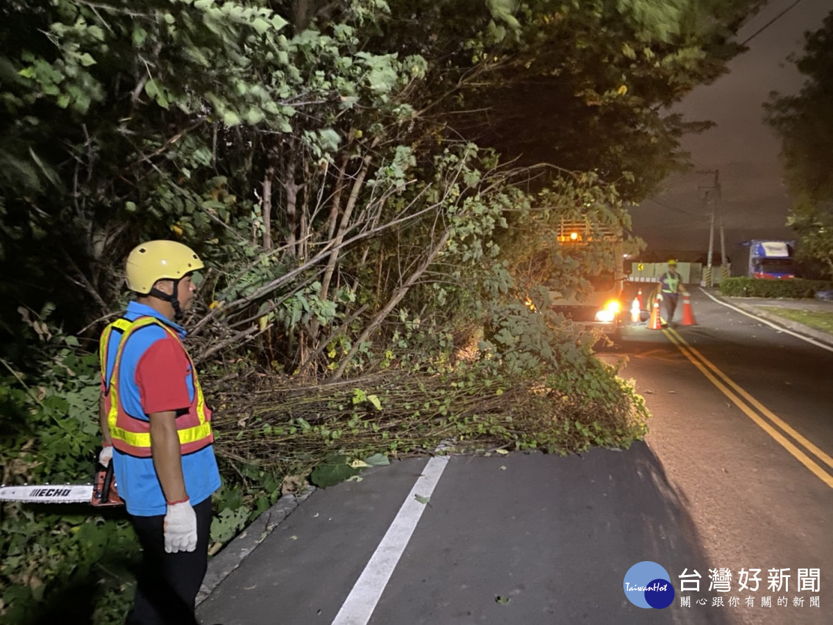 小犬颱風造成路樹傾倒多起，仍請民眾做好防颱準備。圖／彰化縣政府提供