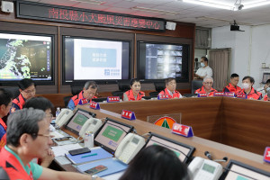 縣長許淑華上午在災害應變中心瞭解全般狀況。（縣府提供）