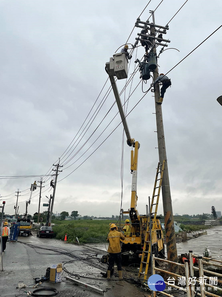 「小犬」颱風肆虐台電竭盡全力搶修中    已修一萬一千戶今晚完全恢復供電