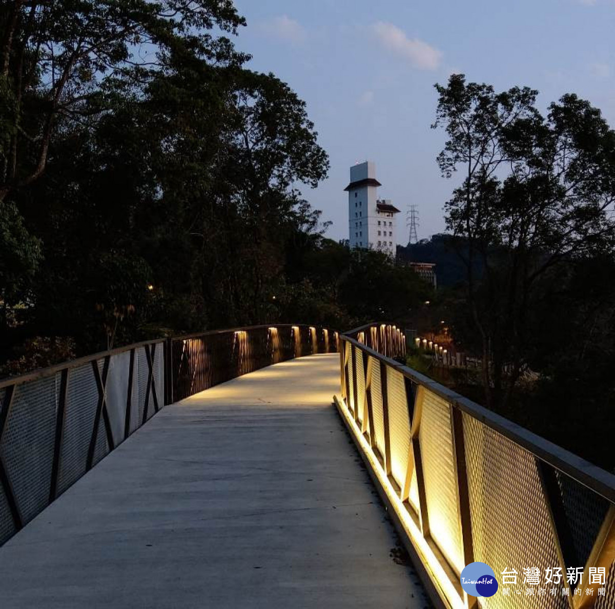 東勢林場每條步道，各具特色，其中天空步道則是可以欣賞秀麗山景，夜間景色優美。(圖/東勢林場)