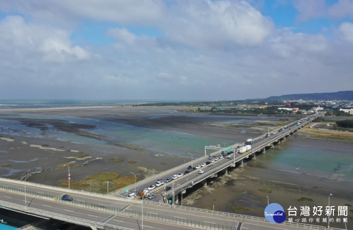 預估雙十國慶連假首日竹港大橋南下車潮。<br /><br />
