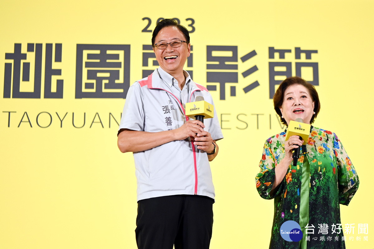 桃園市長張善政與金馬影后陳淑芳一起宣布最佳影片得主「橋頂少年」。