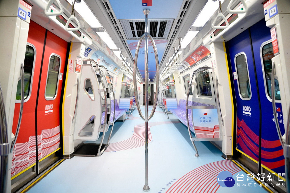 光輝十月榮耀桃園，桃園機場捷運線推出國慶彩繪列車。