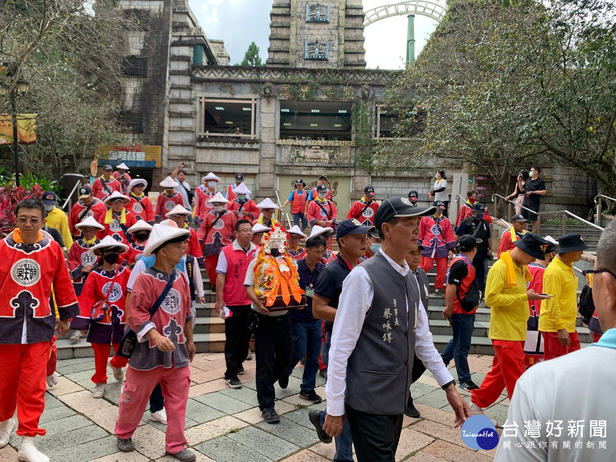 媽祖在千里眼和順風耳將軍的前導護持下，首次登上纜車到九族文化村，隨即轉乘九族纜車到文化廣場。