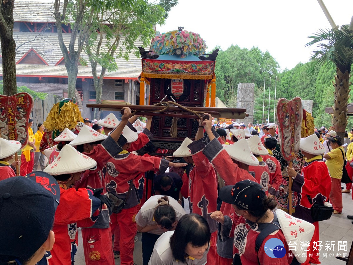 遊客恭逢其盛鑽神轎被祝福。