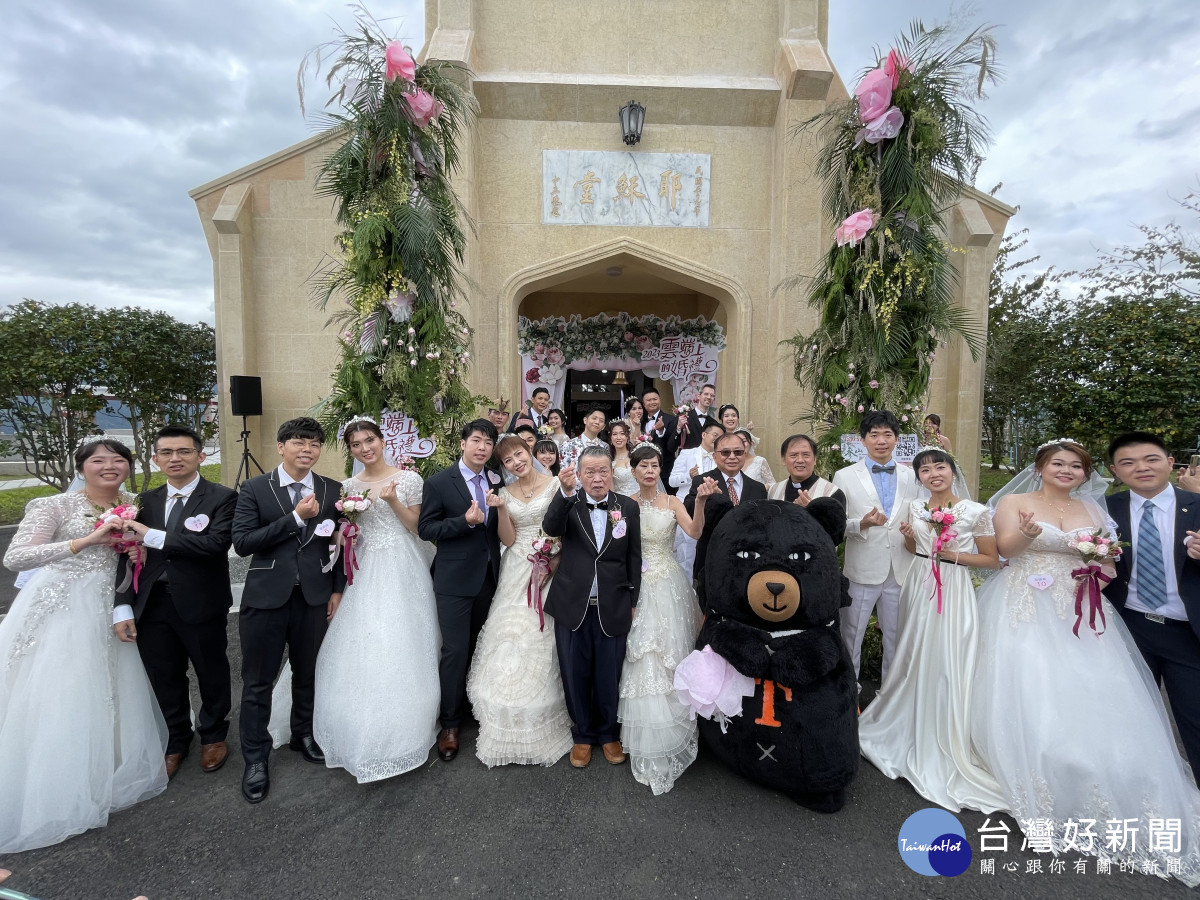 國內外12對新人在全台海拔最高的教堂完成浪漫的雲端上婚禮。