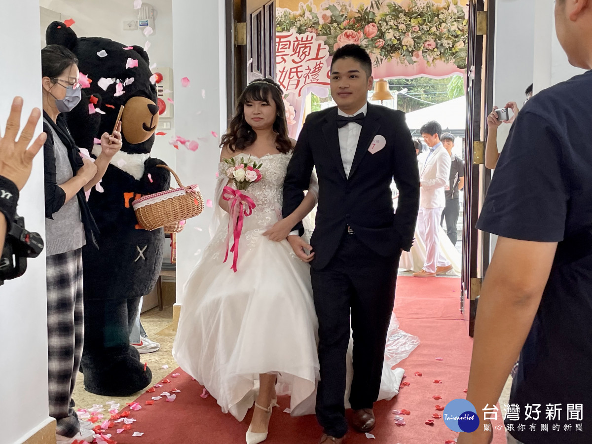 新人在親友祝褔下走紅地毯，完成浪漫的雲端上婚禮。