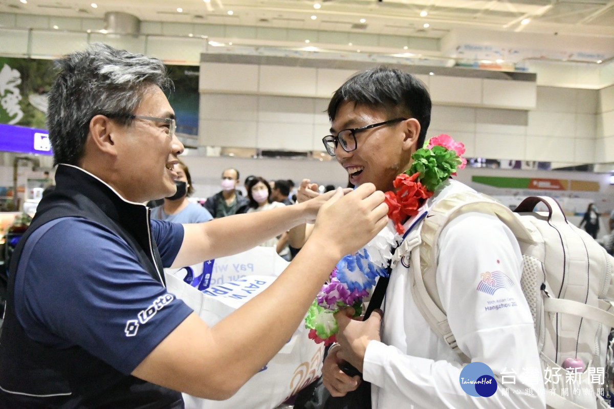 李局長代表盧市長歡迎征戰亞運台中子弟回國。