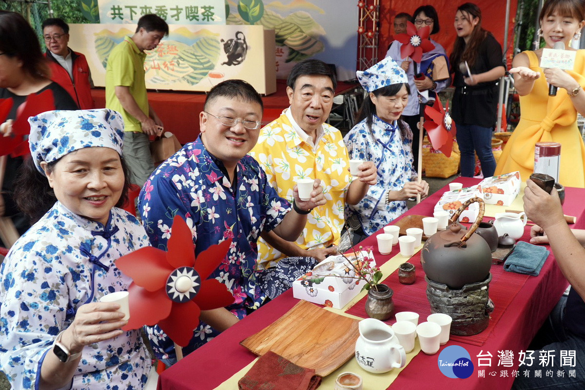 「茶來。茶趣。茶山行」活動中，市府農業局長陳冠義和大家一起品茗話家常。