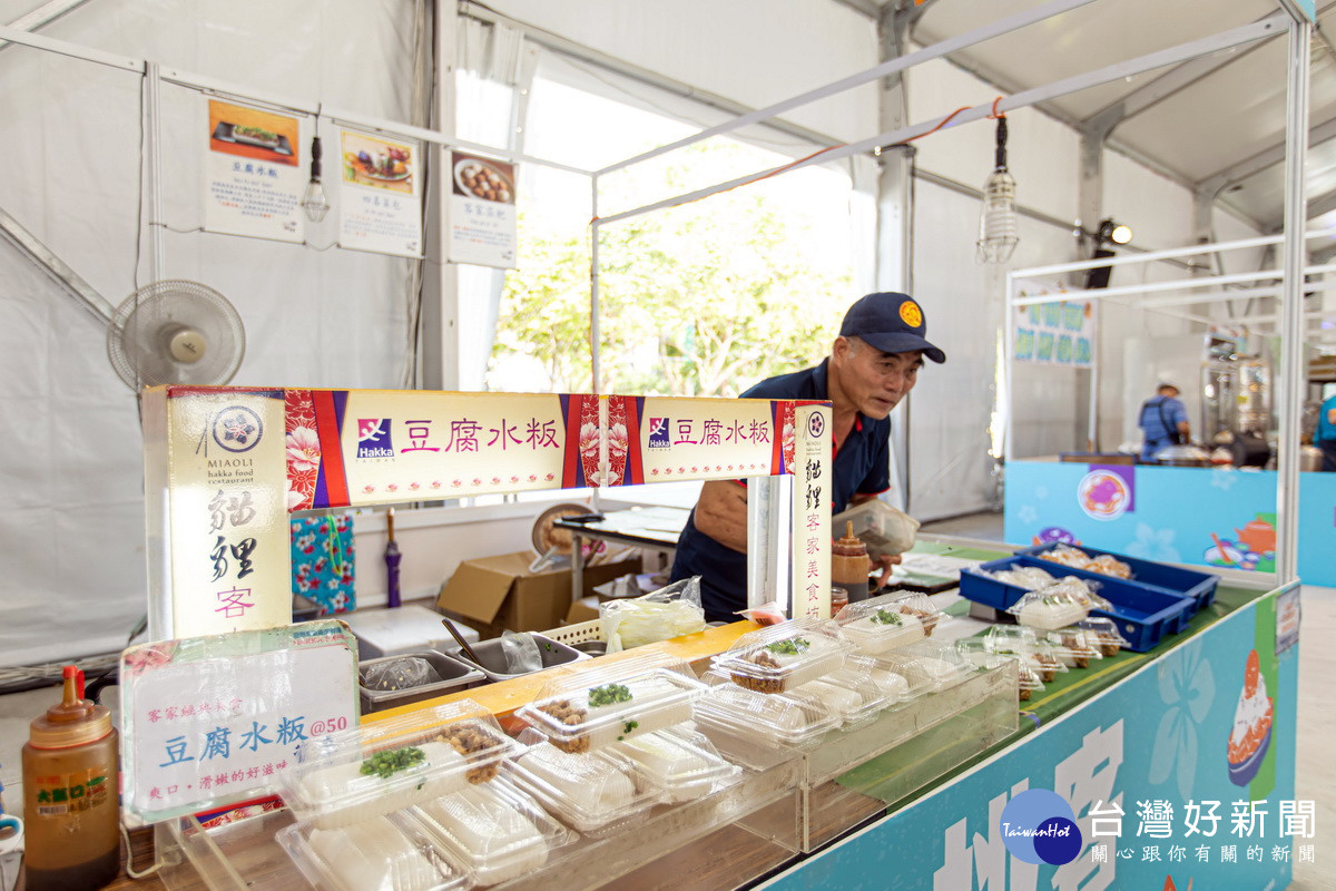 「貓貍客家美食坊」推出客家米食三寶「月桃葉粽、粢粑、豆腐水粄」。