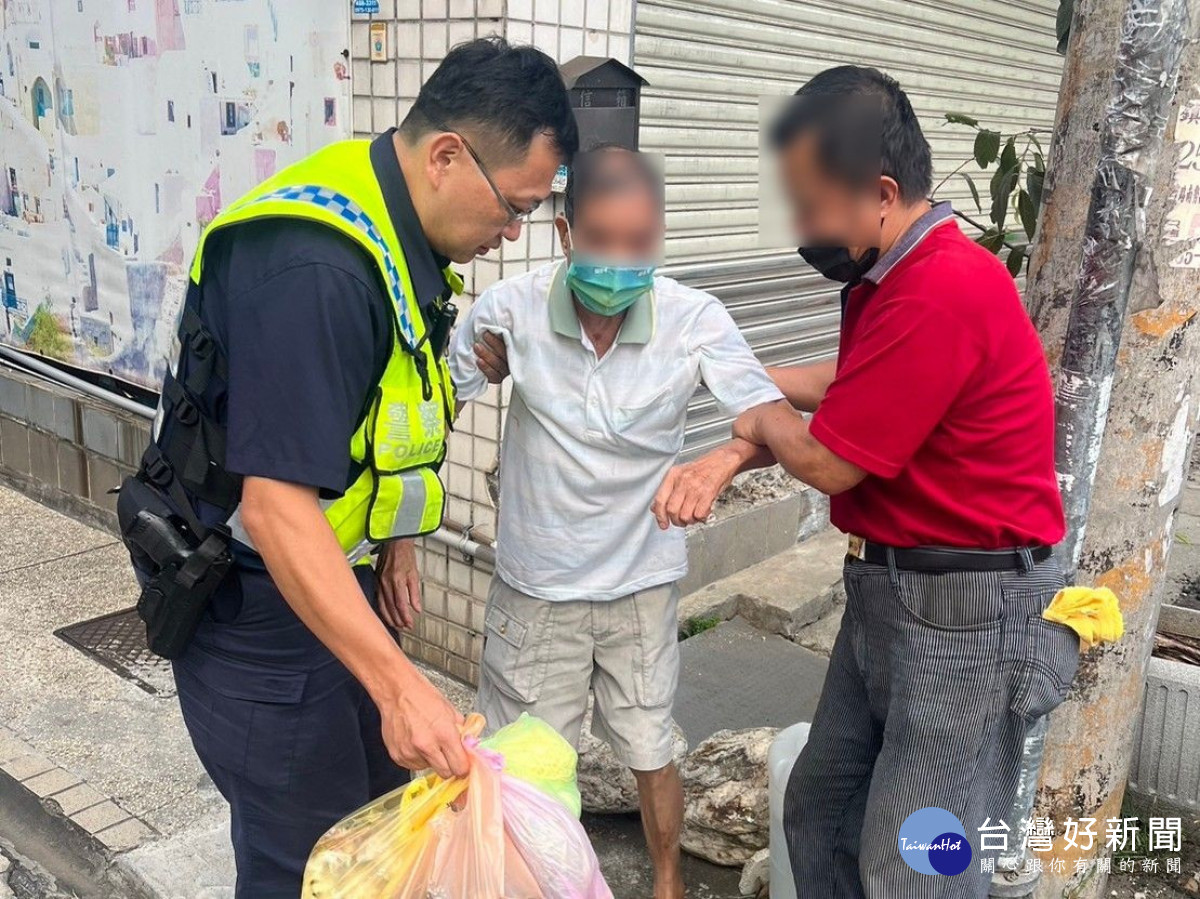 老翁自摔跌坐路旁，暖心警平安送返家。