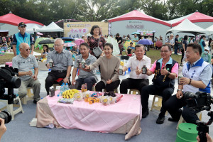 許縣長與王副縣長等及來賓大力推薦信義烏梅汁等。（記者扶小萍攝）