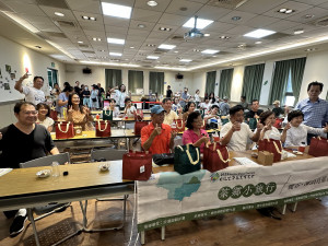 遊客在茗茗之間體驗鮮果調飲感到很驚喜。（記者扶小萍攝）