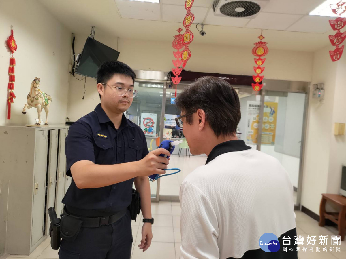 員警平常執勤使用的酒測器必須定期送經濟部標準檢驗局做定期檢驗。<br />
