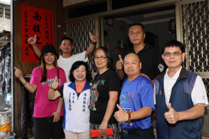 吳副處長一行趕抵雙龍村申皓瑋的家，縣議員全文才（後排左）也到場，申媽媽松寶鳳和申皓瑋的妹妹代表迎接，並張羅將許縣長祝賀紅榜貼在家門最顯眼之處。（圖/南投縣府提供）