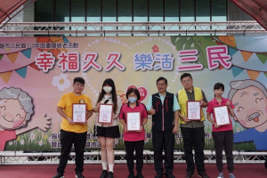 ▲三民區公所為歡慶重陽佳節，在國立科學工藝博物館南館廣場舉辦首場重陽節敬老活動。