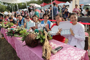 許縣長與來賓推薦邦你奉茶活動受歡迎。（縣府提供）