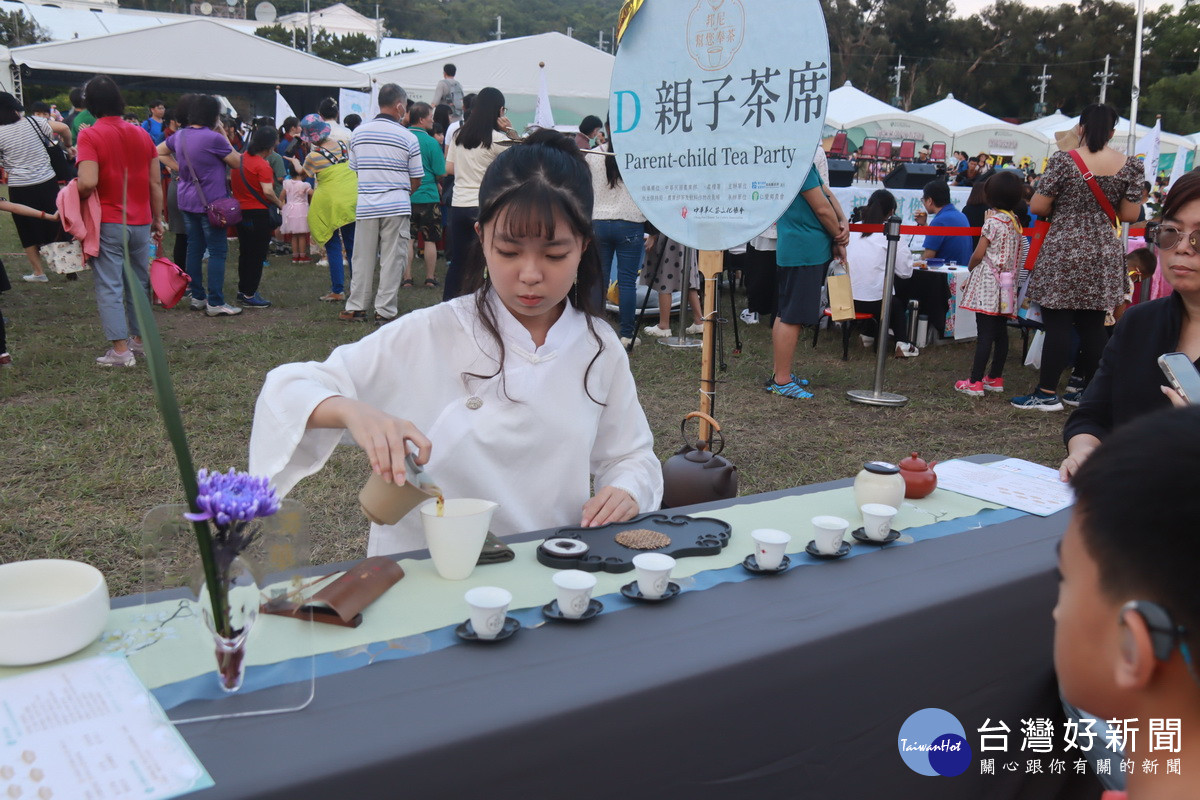 小小泡茶師自幼培養茶人素養。（記者扶小萍攝）