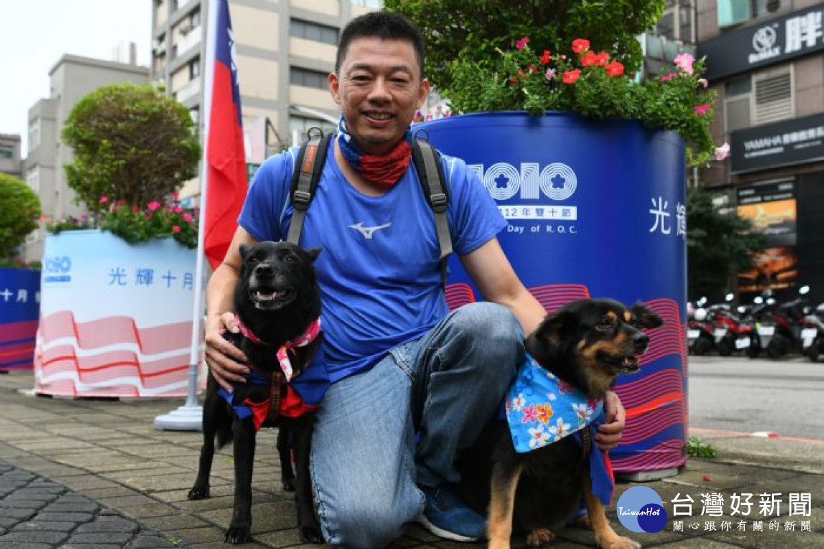 龍岡國小鍾老師與校犬來玩（左）來瘋（右）參加升旗典禮。<br /><br />
