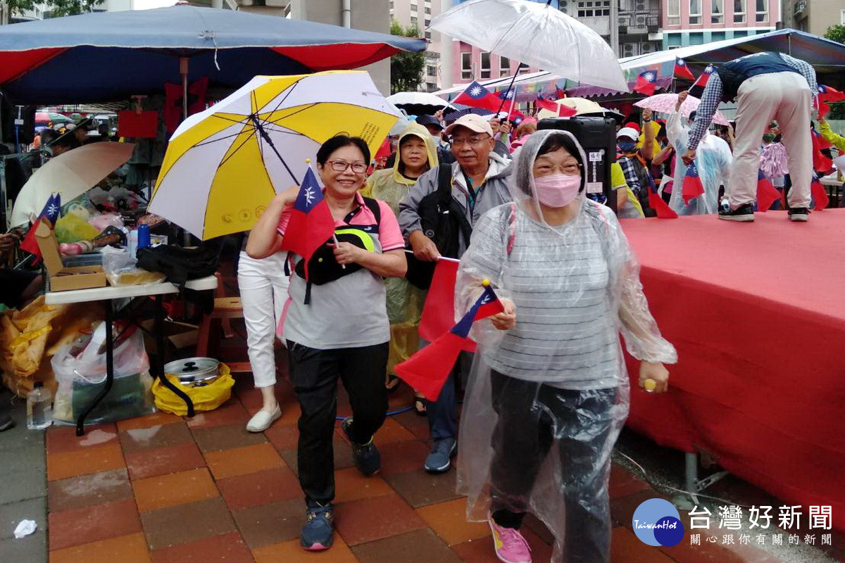 歡喜迎國慶，民眾熱烈響應「桃林鐵馬道親子健行」活動。