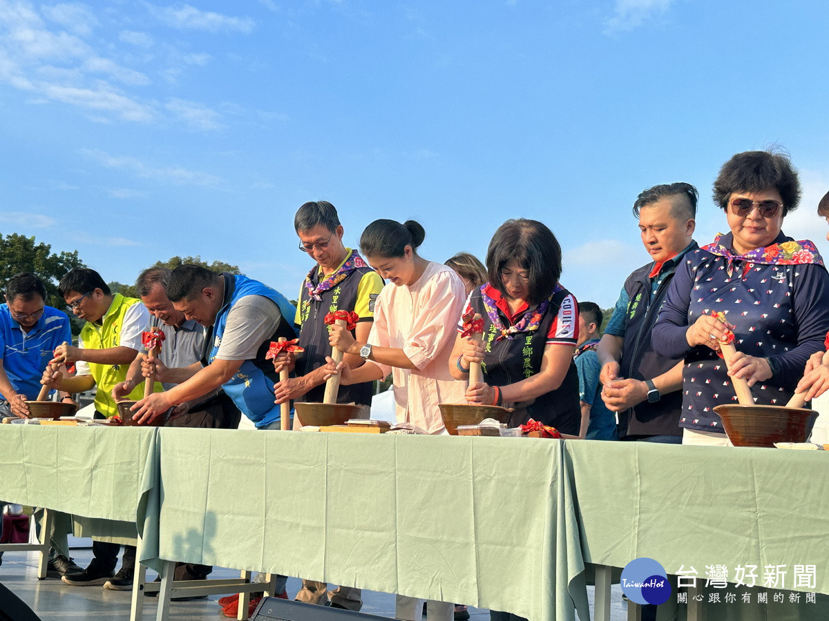 許縣長與游議員等來賓也一同擂茶。（記者扶小萍攝）