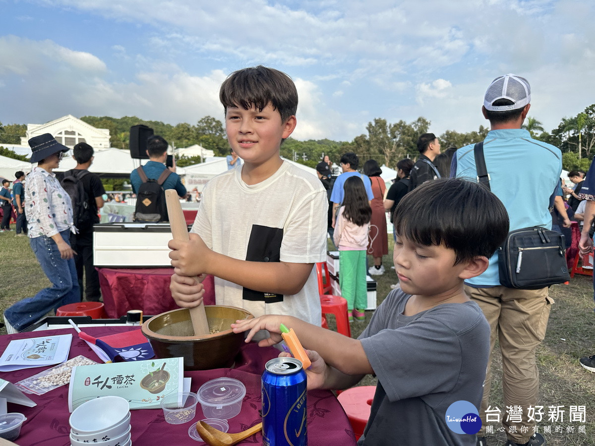 這二位混血兄弟也參與擂茶玩得開心。（記者扶小萍攝）