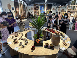 臺灣工藝研發中心推茶與器的特展值得觀賞。（記者扶小萍攝）