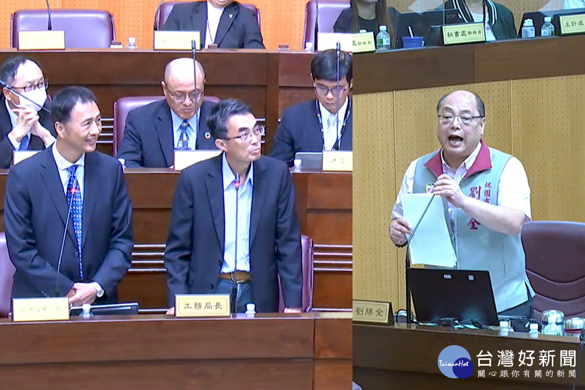 桃園市議員劉勝全於議事堂上質詢工務局長汪在宙、經發局長張誠。