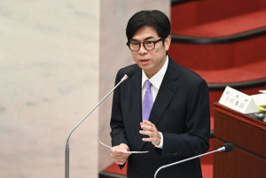 ▲陳其邁表示，原先規劃輕軌大順路段通車後4處路口可左轉，最近2個月經檢討評估已增加至10處路口。