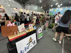 南投青農館有9家挑選出的青農參展及超市。（記者扶小萍攝）