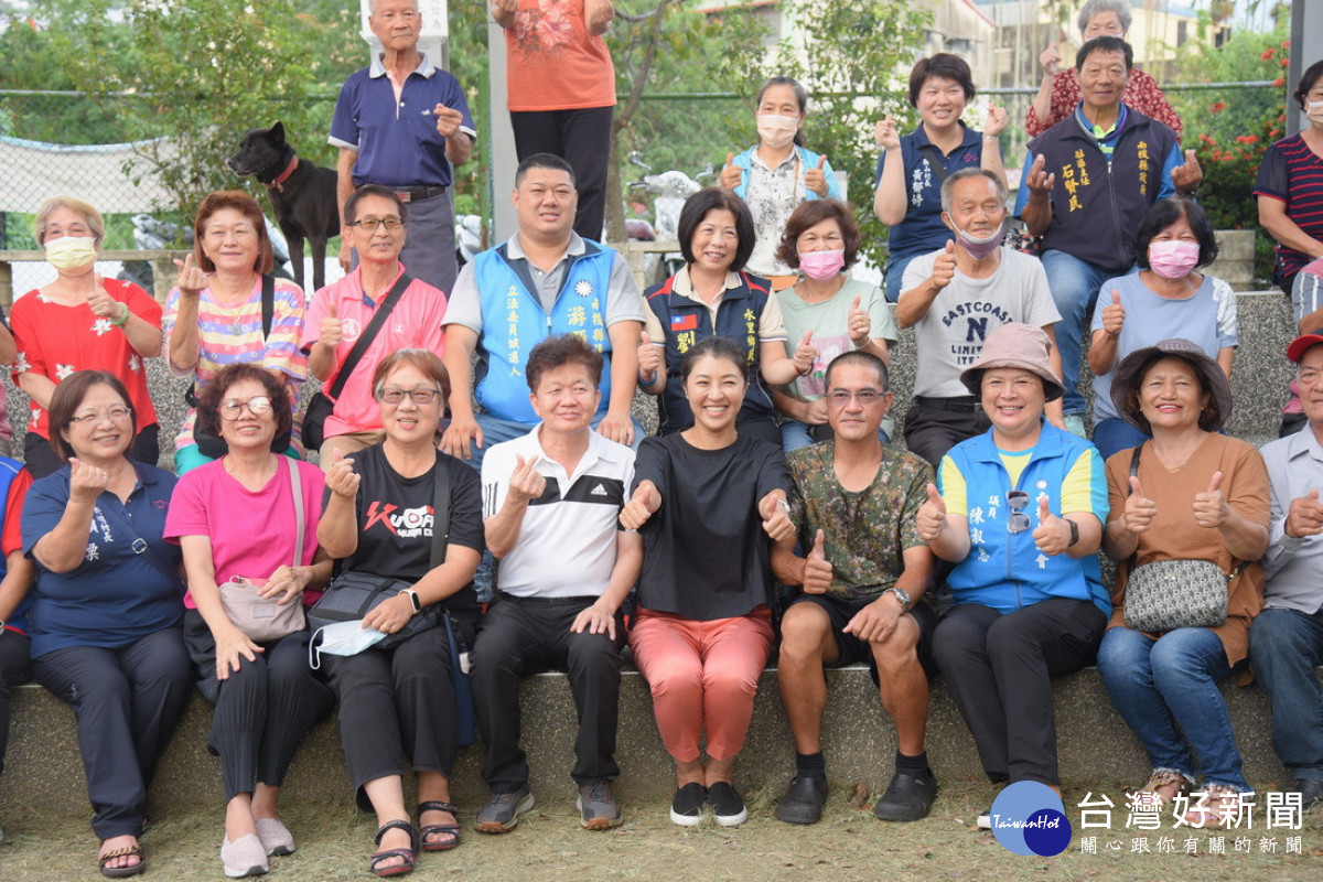 許淑華縣長解決水里陳年老案改善工程，水里鄉長葉銘豐也到場關心，和鄉親們一同感謝縣府協助建設地方。<br />
<br />
