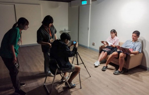 ▲女孩透過討論撰寫腳本、自己當導演、演員拍攝，並教導避免網路社群傷害，保護他人也保護自己。